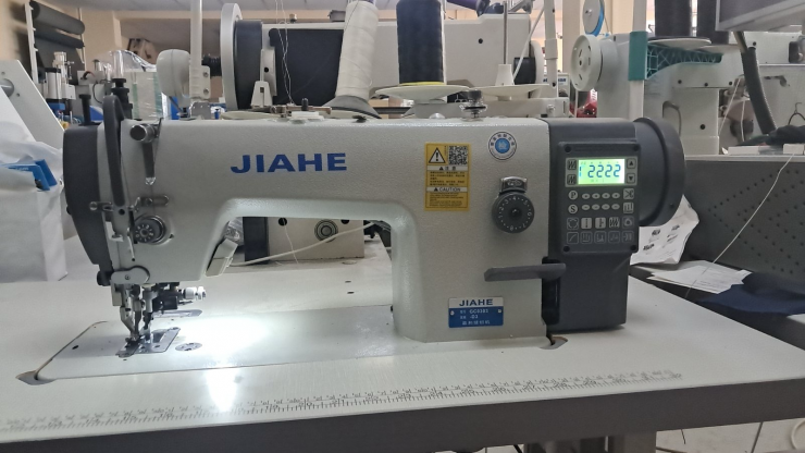 Одноголкова машина з подвійним транспортом і обрізанням краю матеріалу